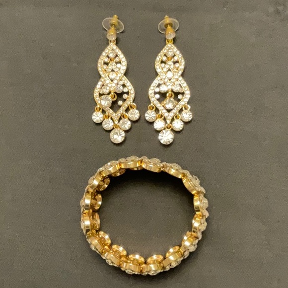 Beautiful matching earrings and bracelet set. - Picture 2 of 3